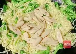 Illustration of how to make fried cheese noodles with ham and eggs 19