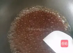 Illustration of how to make pearl milk tea 1