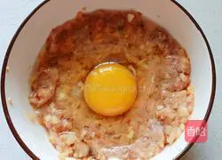 Illustration of how to make mushroom and egg patty soup 3