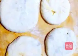 Illustration of how to make traditional fermented radish pancakes 5