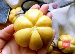 Illustration of how to make bean paste and pumpkin buns 15