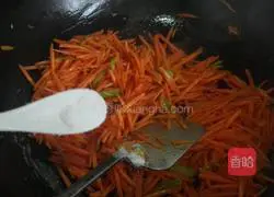 Illustration of how to make fried carrot shreds 6