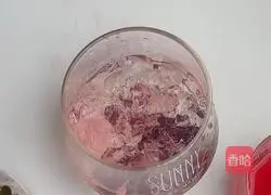 Illustration of how to make wolfberry health cranberry drink 3