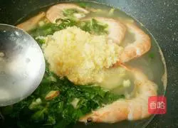 Illustration of how to make lettuce leaves and shrimp rice soup 7