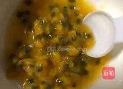 Illustration of how to make passion fruit honey lemonade 3