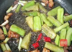 Illustration of how to make eggplant noodles 5