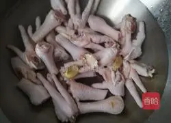 Illustration of making homemade pickled pepper chicken feet 2