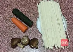 Illustration of how to make mushroom and oyster sauce noodles 1