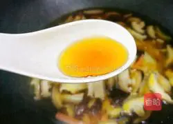 Illustration of how to make hot and sour soup to repel cold and warm the stomach 9