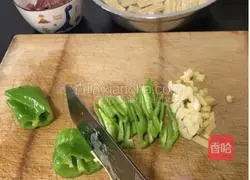 Illustration of how to make fried pork with yuba 4