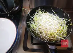 Illustration of the addictive fish fillet in sour soup 3