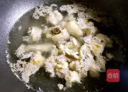 Illustration of how to make mushroom and chicken soup 4