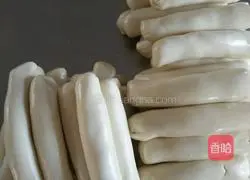 Illustration of how to make noodles with oil (pulling strips) 3