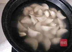 Illustration of how to make pork and radish dumplings 16