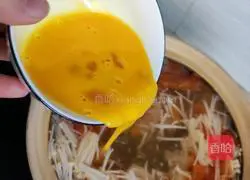 Illustration of how to make tomato and enoki mushroom egg drop soup 6