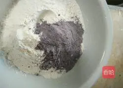 Illustration of how to make black rice rolls 3