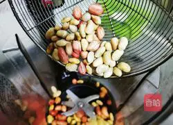 Illustration of how to make red dates and peanut soy milk 5