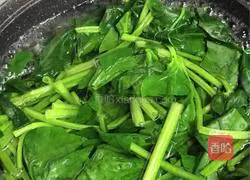 Illustration of how to make preserved egg, shrimp and spinach soup 2