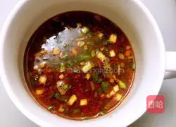 Illustration of how to make spicy and sour egg noodle soup 6