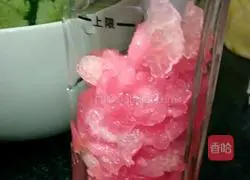 Illustration of how to make watermelon juice 3