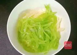 Illustration of how to make lettuce and apple soft cake (baby food supplement) 4