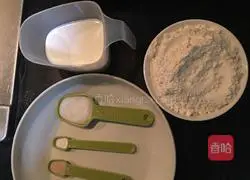 Illustration of how to make gold and silver milk-flavored steamed buns 1