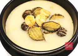 Illustration of how Buddha jumped over the wall 11