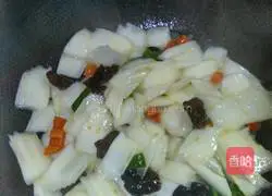 Illustration of how to make fried fungus with cabbage 6