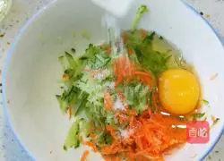 Illustration of how to make cucumber shredded egg pancake 2