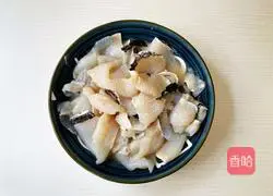 Illustration of how to make pickled fish in golden soup 3