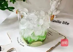 Illustration of how to make fruit tea bubble drinks 6