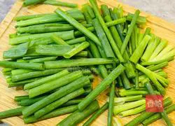 Illustration of how to make noodles with scallion oil 1
