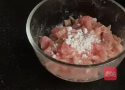 Illustration of how to make lean pork noodles with cabbage 1