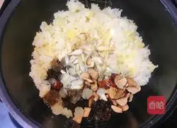 Illustration of how to make peach gum, soap locust, lily, tremella and red dates soup 5