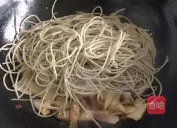 Illustration of how to make mung bean noodle soup 8