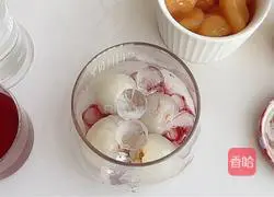 Illustration of how to make lychee and cranberry drink 5