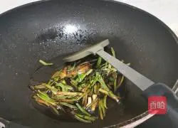 Illustration of how to make noodles with scallion oil 7
