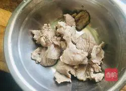 Illustration of how to steam corn, yam and lean meat in a pot 7