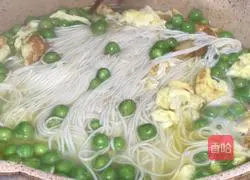 Illustration of how to make pea and egg noodle soup 9