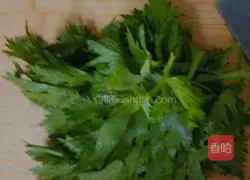 Illustration of how to make celery leaf cake 1