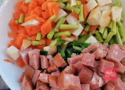 Illustration of how to make fried fish with noodles 1