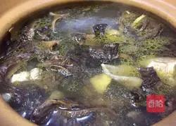 Illustration of making black bear's paw mushroom and fresh bamboo shoots and native chicken soup 11