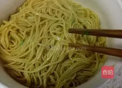 Illustration of how to make noodles with scallion oil 7