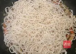 Illustration of how to braise noodles in iron pot 11