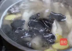 Illustration of how to make chicken feet in clear soup 12