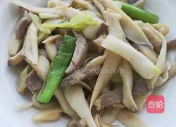 Illustration of how to stir-fry king oyster mushrooms with meat 9
