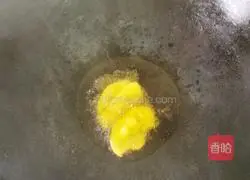 Illustration of how to make pure wild crucian carp soup 2