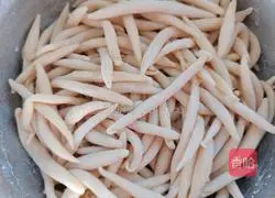 Illustration of how to make fried fish with noodles 2