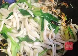 Illustration of how to make scissor noodles ✂️17