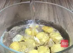 Illustration of how to make chestnut, radish and pork bone soup 5